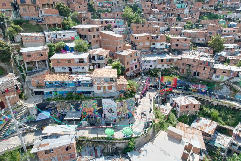 Los Barrios de Invasion de las Alturas de la Comuna 13
